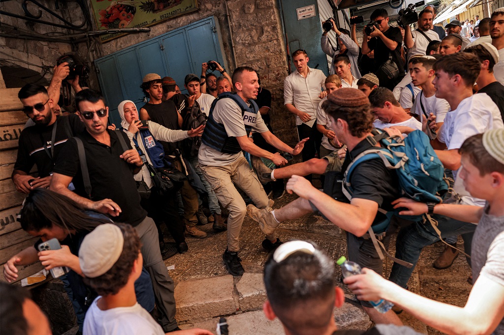 مستعمرون يعتدون على الصحفيين الفلسطينيين والأجانب خلال ما تسمى "مسيرة الأعلام" (أ ف ب)