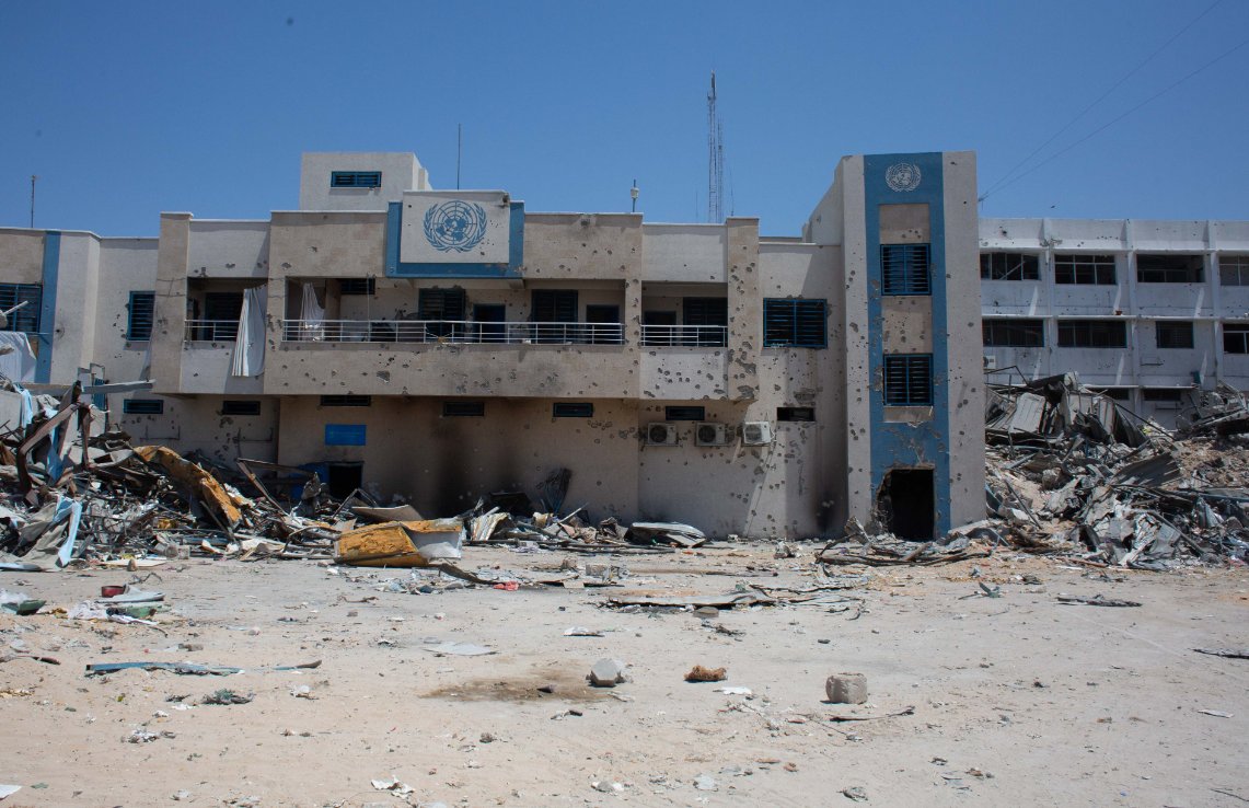 الدمار الذي ألحقه الاحتلال الإسرائيلي في مكتب الأونروا في مدينة غزة 