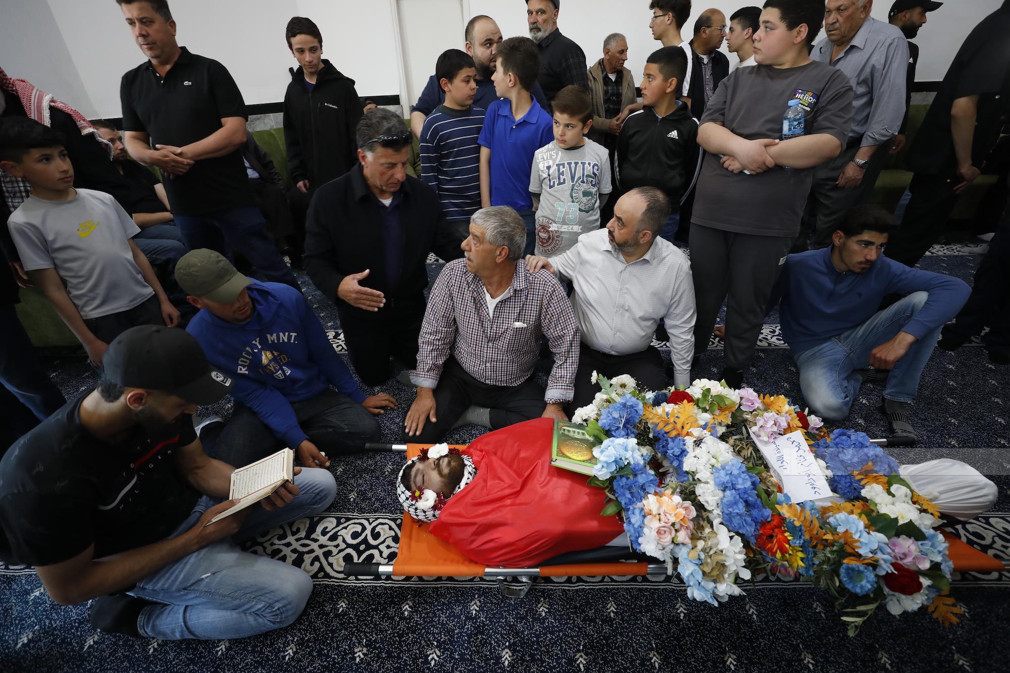 خلال تشييع جثمان الشهيد عودة عواودة إلى مثواه الأخير (عدسة: حمزة شلش)