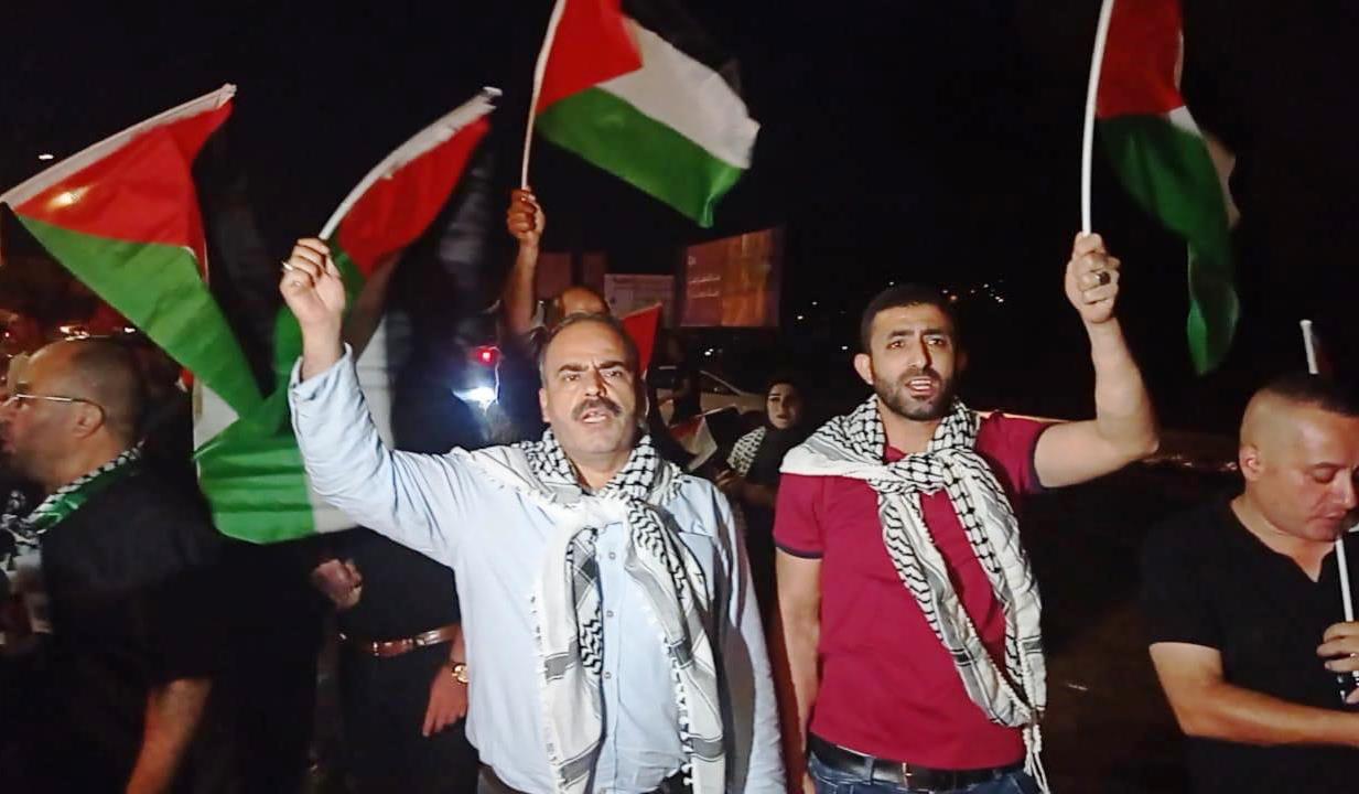 جانب من المسيرة التي نظمتها حركة "فتح" نصرة للأسرى قرب حاجز حوارة جنوب نابلس