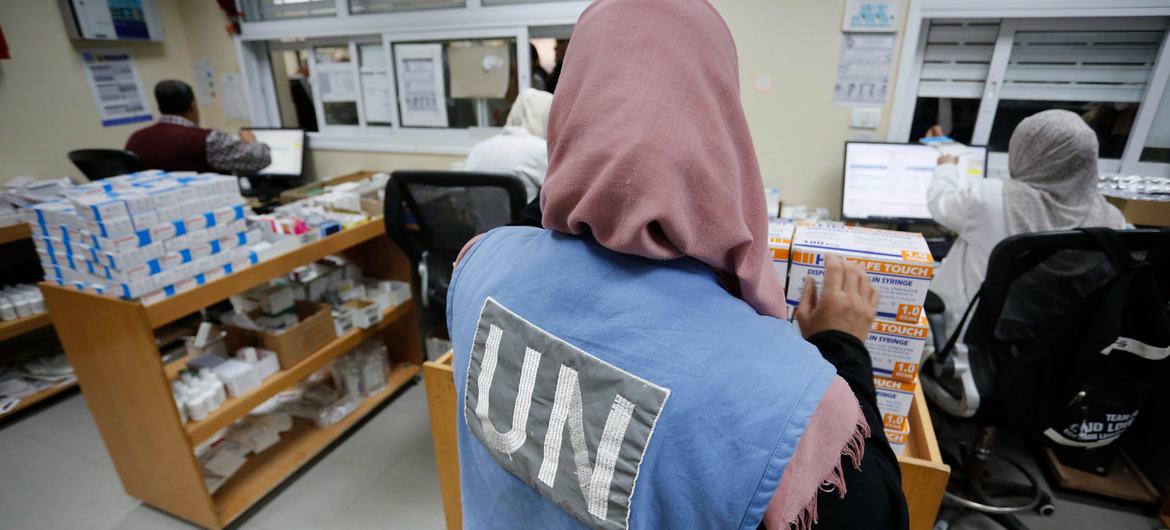 موظفو "الأونروا" يقدمون الرعاية الصحية بمراكز الإيواء في قطاع غزة (الأونروا)