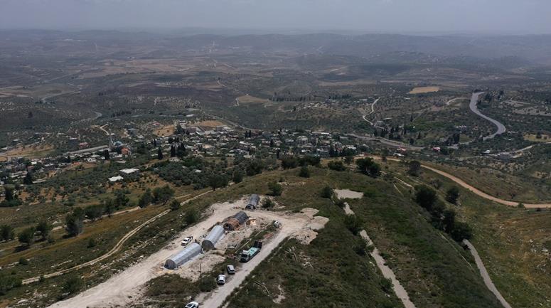 صورة جوية تظهر بلدة برقة شمال غرب نابلس وأعمال بناء في موقع مستعمرة "حومش" (تصوير: أ ف ب)