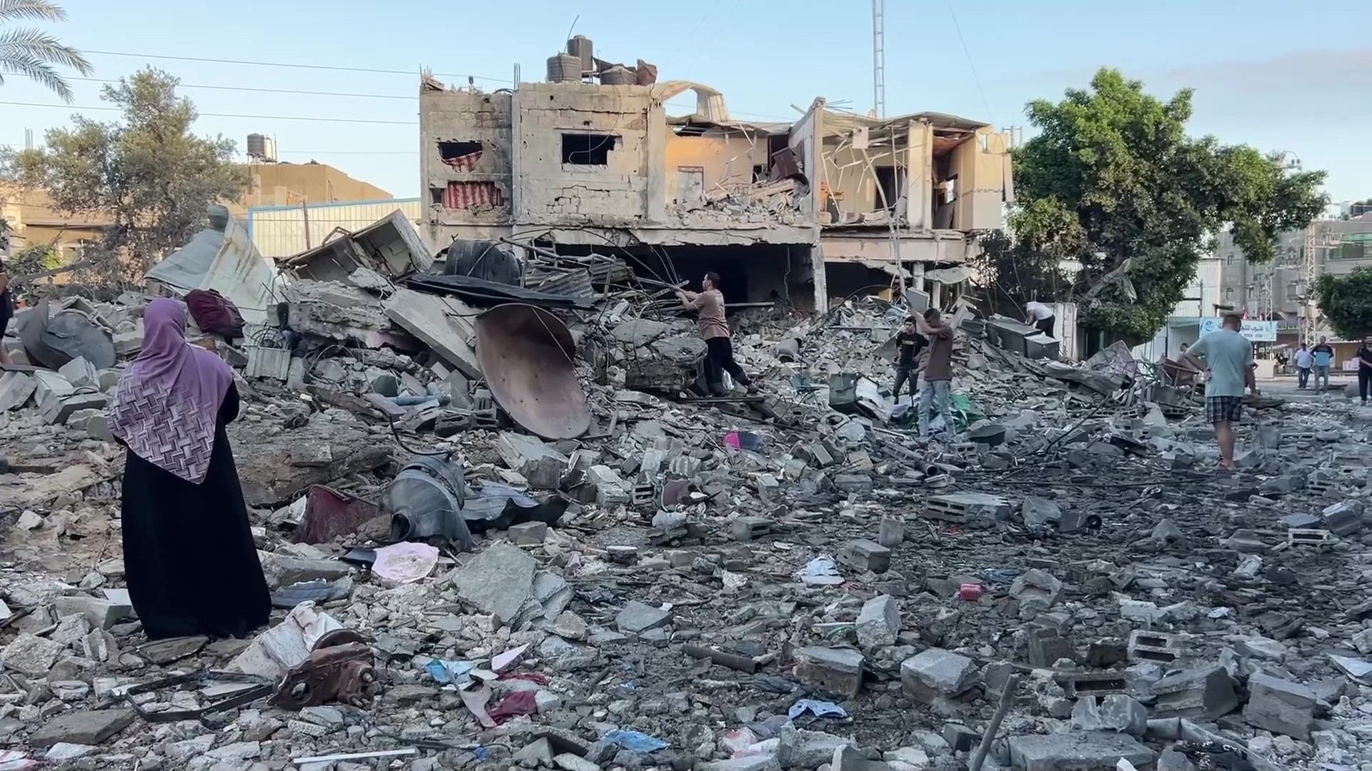 آثار القصف الإسرائيلي في دير البلح