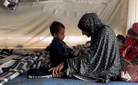 شروق تفقد زوجها وساقيها وتعيش مع طفلها في خيمة شرق غزة