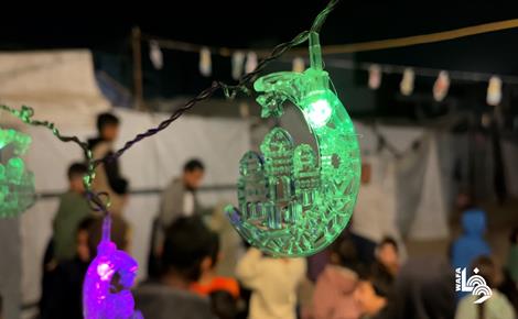 نازحون في غزة يزيّنون خيامهم استقبالاً لرمضان نازحون في غزة يزيّنون خيامهم استقبالاً لرمضان