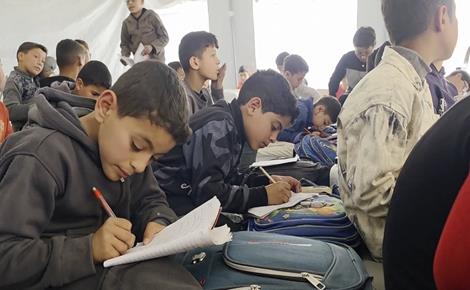 دروس داخل خيام بلا إمكانيات في خان يونس دروس داخل خيام بلا إمكانيات في خان يونس