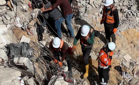 انتشال رفات 67 شهيدا من عائلة أبو نصر في بيت لاهيا