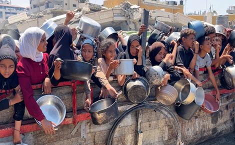 نازحون يتدافعون للحصول على طعام في غزة