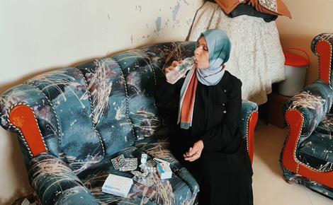 إيمان تواجه صعوبة توفير أدوية السرطان في غزة