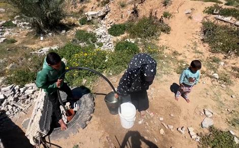 نازحون يكافحون للحصول على المياه في غزة