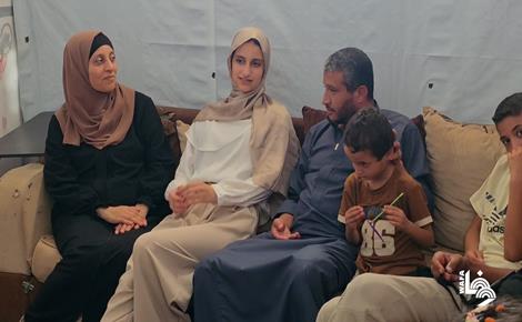 الأولى في غزة تتلقى نتيجتها بمنزلها المتضرر
