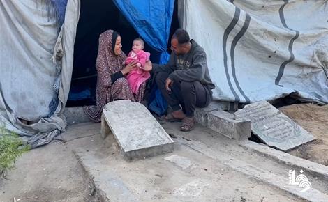 خيمة بين القبور 