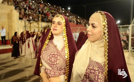 دورا تحتفل بزفاف 88 عريساً وعروساً