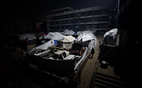 تفاقم معاناة نازحي المدارس ليلاً في غزة