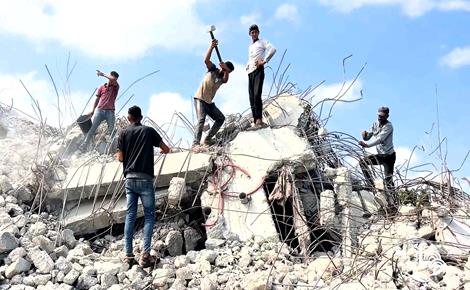 استخراج الحديد من الأنقاض لبناء خيام في غزة