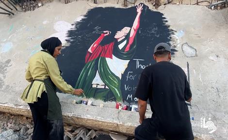 جدارية للمغني ماكليمور على أنقاض غزة