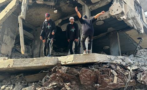 نازحون يمارسون رياضة الباركور فوق الأنقاض