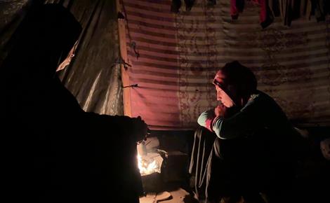 نازحون في غزة يواجهون الشتاء بلا حول ولا قوة نازحون في غزة يواجهون الشتاء بلا حول ولا قوة