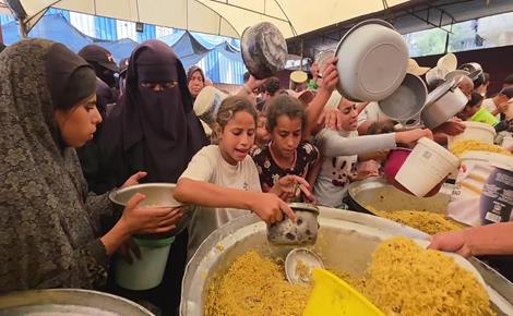 تزاحم للحصول على طعام في مخيم النصيرات بغزة