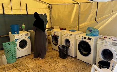 مشروع لغسل الملابس في مخيم للنازحين بغزة