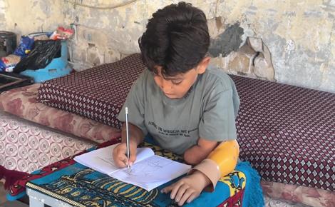 كنان ينجو من غارة قتلت أسرته ويلتحق بمدرسة في غزة