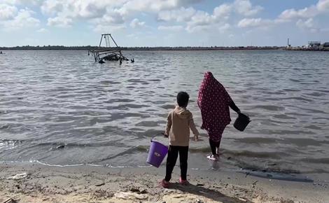 غزة: مياه البحر المالحة تتسبب بطفح جلدي والتهابات 