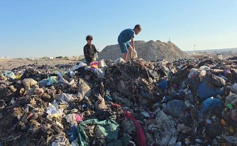 نازحون ينبشون النفايات بحثاً عن البلاستيك في خان يونس 
