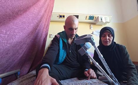 أم وابنها ينتظران علاجهما من السرطان خارج غزة